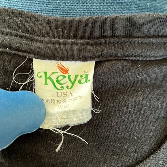 Vintage graphic t-shirt with American U.S. flag background & wolf foreground. - Picture 4 of 4